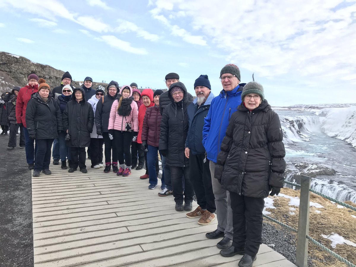 MerjaSainio's tweet photo. Iloiset  #KodinPellervo :n lukijamatkalaiset Islannissa #Gullfoss vesiputouksella #Geysir :n alueella #kuumatlähteet https://t.co/BnHc5S6tsP