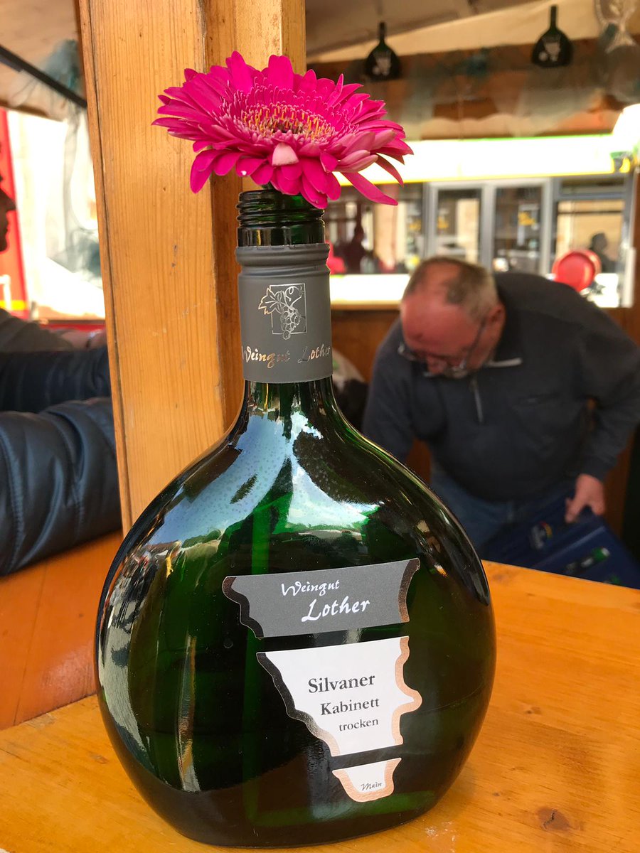 Touri_Toni's tweet photo. Moin Moin aus Schweinfurt! 🐟
Es ist Fischmarkt in Schweinfurt. Noch bis Montag gibt's frischen Fisch und leckeren Frankenwein auf dem Marktplatz.  Und auch morgen darf geschöppelt &amp; geshoppt werden. Wir haben verkaufsoffenen Sonntag 😉
#schweinfurt #14cities #fischmarkt #weekend https://t.co/XZT1JADXqJ