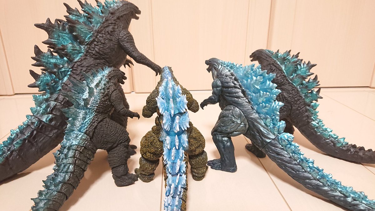 黒 怪獣王シリーズ ゴジラ19 実は怪獣王シリーズはこれが初めて 造形も塗装も文句なし 大きさ的には30cm酒井シンゴジより頭１つ小さいくらいかな やっぱ背鰭が青く塗られてるやつはいいな