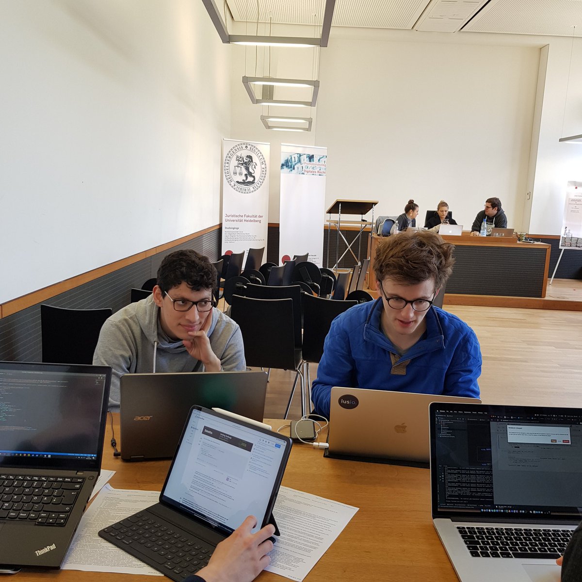 LegalAutomation's tweet image. Tag 2 des Heidelberg Legal Tech Hackathons: Ziemlich ungewöhnliche Szenen im juristischen Seminar. Viele Computer. Gruppenarbeit. Selbst auf der &apos;Richterbank&apos; läuft #hackinglaw