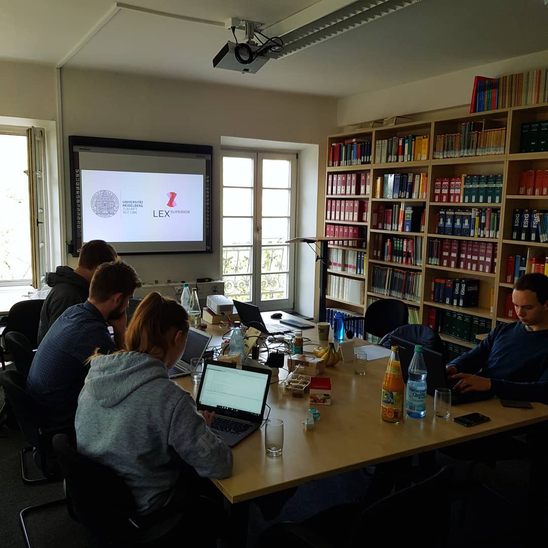 LegalAutomation's tweet image. Tag 2 des Heidelberg Legal Tech Hackathons: Ziemlich ungewöhnliche Szenen im juristischen Seminar. Viele Computer. Gruppenarbeit. Selbst auf der &apos;Richterbank&apos; läuft #hackinglaw