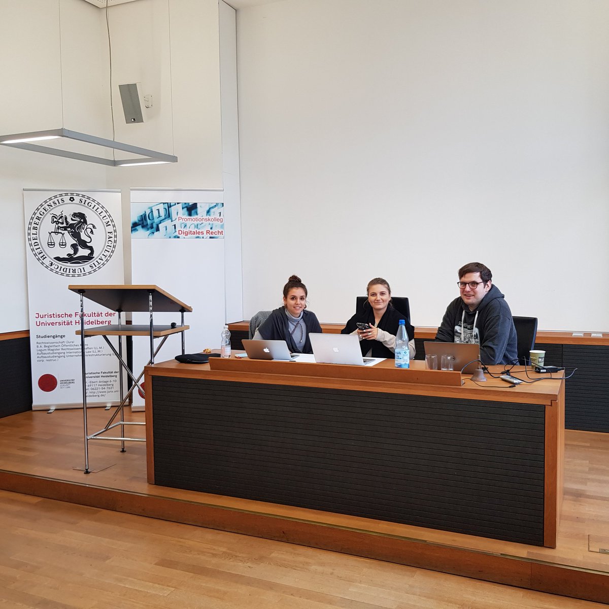 LegalAutomation's tweet image. Tag 2 des Heidelberg Legal Tech Hackathons: Ziemlich ungewöhnliche Szenen im juristischen Seminar. Viele Computer. Gruppenarbeit. Selbst auf der &apos;Richterbank&apos; läuft #hackinglaw