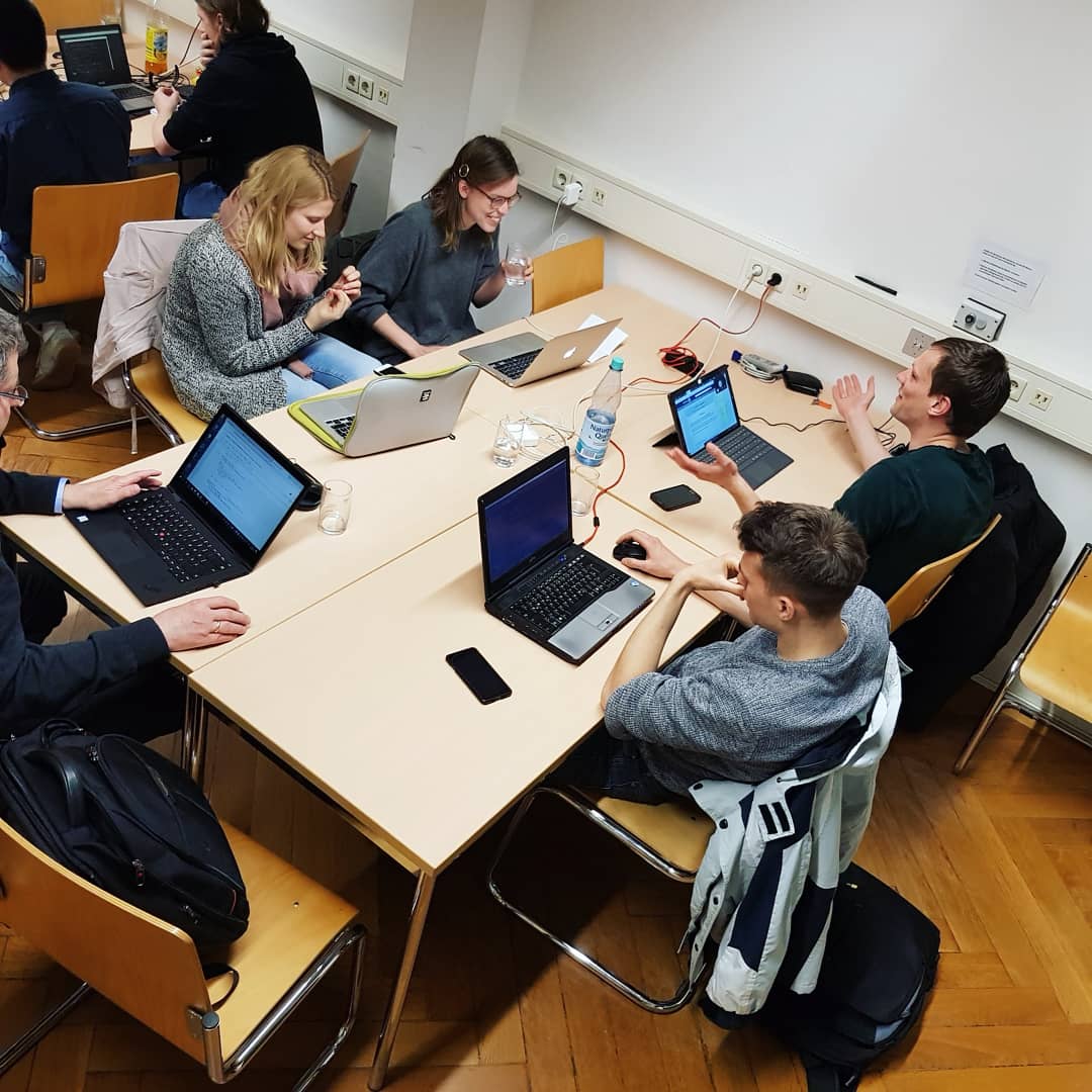 LegalAutomation's tweet image. Tag 2 des Heidelberg Legal Tech Hackathons: Ziemlich ungewöhnliche Szenen im juristischen Seminar. Viele Computer. Gruppenarbeit. Selbst auf der &apos;Richterbank&apos; läuft #hackinglaw