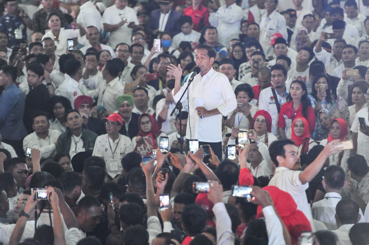 rajeng___'s tweet photo. Coblos putih, presiden terbaik yg kita miliki, kita bersyukur dipimpin oleh Jokowi. Untuk itu kita harus berjuang utk Jokowi memimpin sekali lagi, mari ber #KampanyeRiangBukanPerang https://t.co/plfN4iQMR8