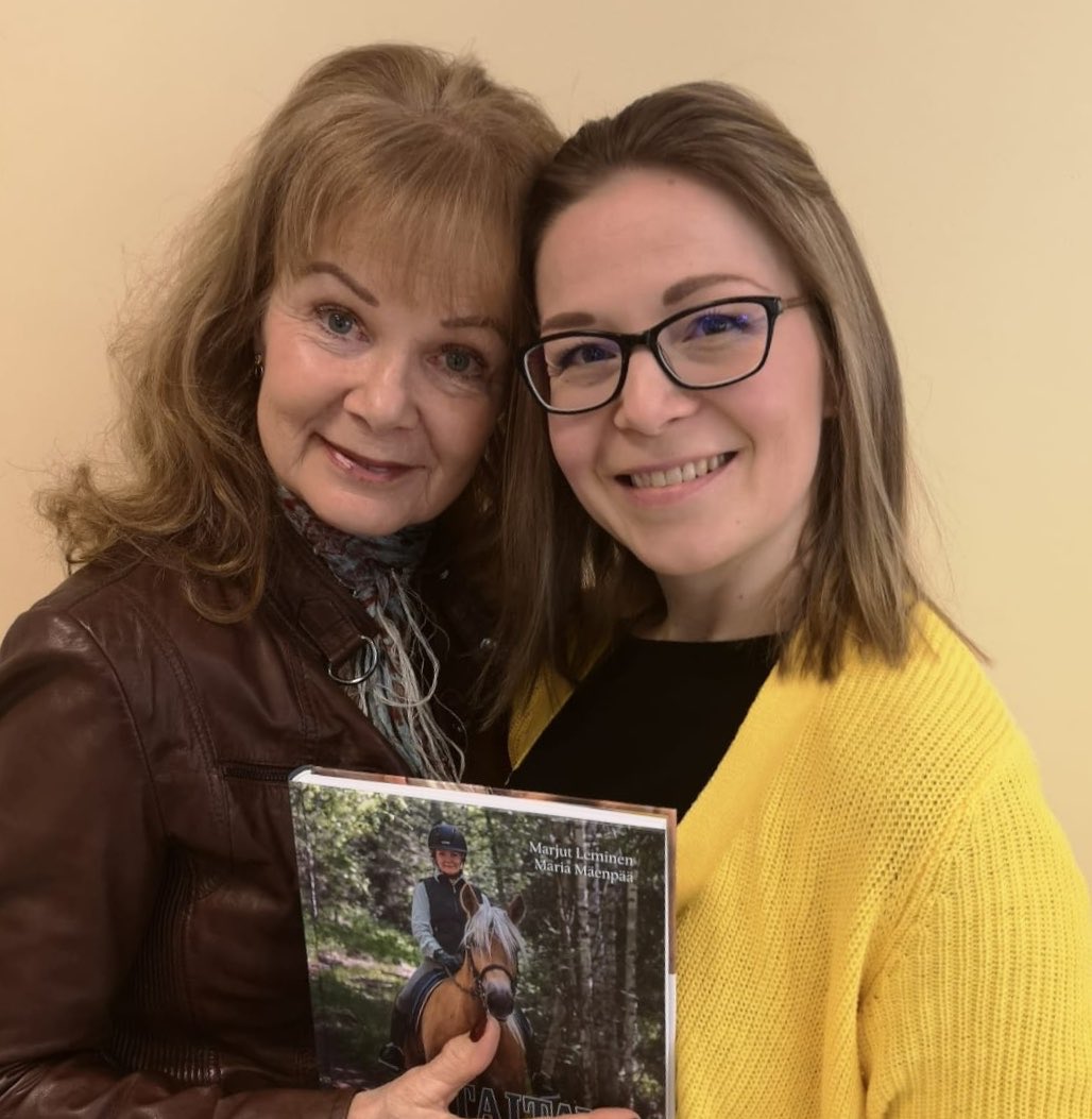 MariaMaenpaa's tweet photo. Taitava ratsastaja -opas on nyt myynnissä kirjakaupoissa. Kuvassa onnellinen #esikoiskirjailija-duo #Hevoset2019-messujen julkkarissa. #ratsastus #hevoset https://t.co/JAwK0ICfLY