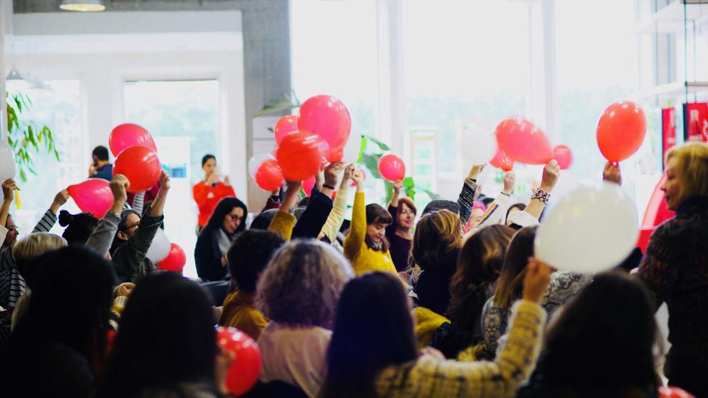 CocaColaEP_es's tweet photo. Arrancamos este #FelizSábado con la energía de las participantes de #GIRAMujeresWeekend en #ACoruña. Hoy han comenzado dos jornadas de formación y asesoría intensiva para mujeres que quieren emprender un negocio o con un proyecto ya en marcha de la mano de @ImpactHubVigo https://t.co/IV3SiYb0vJ