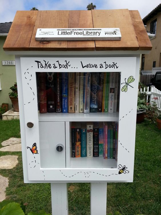 thelaceylondon's tweet photo. I completely LOVE neighbourhood libraries...   

😀 Take a book - Leave a book 😀   

#amwriting #amreading https://t.co/ZSC0yNT2pe