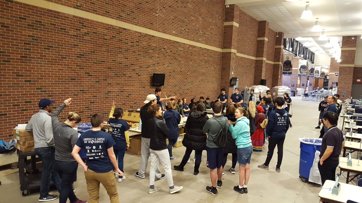ILDayofService's tweet photo. All-day volunteers are getting ready for #CCDOS19! #ILLINOISservice https://t.co/Mim8tzcJ74