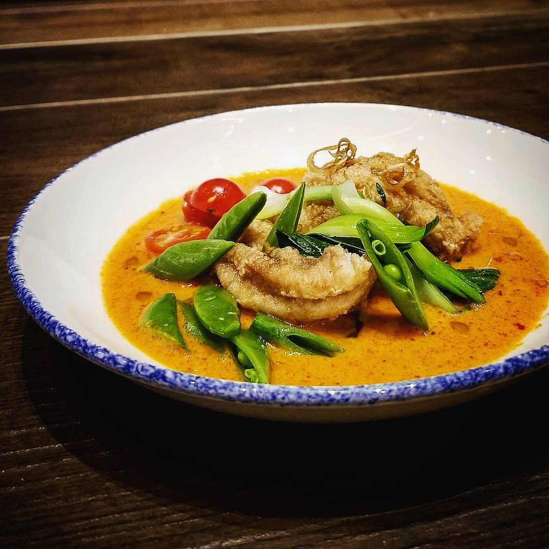 SenKhao_'s tweet photo. We'll have several Specials this weekend! Starting w/ this curry 😋 GAENG PHET MAKNAO DHONG: Red coconut #curry, pickled lime, fried blue catfish, snap pea, bok choy, eggplant, cherry tomato. Sticky rice or jasmine rice. 🍚

#LaoFood #LaoFoodMovement #ChefSeng #LaoNoodleNRice https://t.co/lRtcQCSske