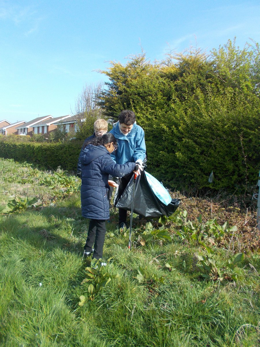 NCEA_Castle's tweet photo. Thank you to Kerry from @N_landCouncil who generously provided hi-vis jackets, gloves, litter pickers and bags to support our efforts in the Great Big School Clean #GBSchoolClean #GBSpringClean @KeepBritainTidy https://t.co/9y184Zd1bK