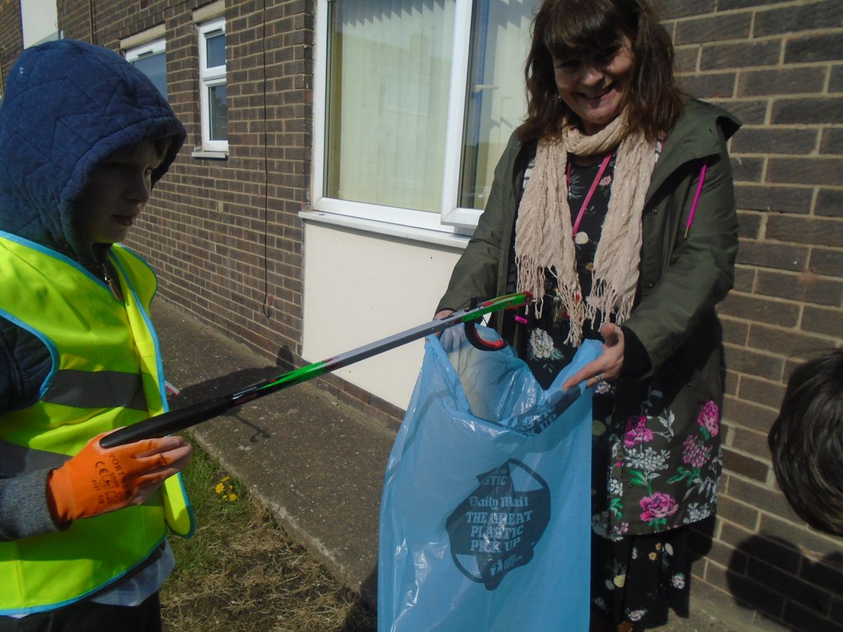 NCEA_Castle's tweet photo. Thank you to Kerry from @N_landCouncil who generously provided hi-vis jackets, gloves, litter pickers and bags to support our efforts in the Great Big School Clean #GBSchoolClean #GBSpringClean @KeepBritainTidy https://t.co/9y184Zd1bK