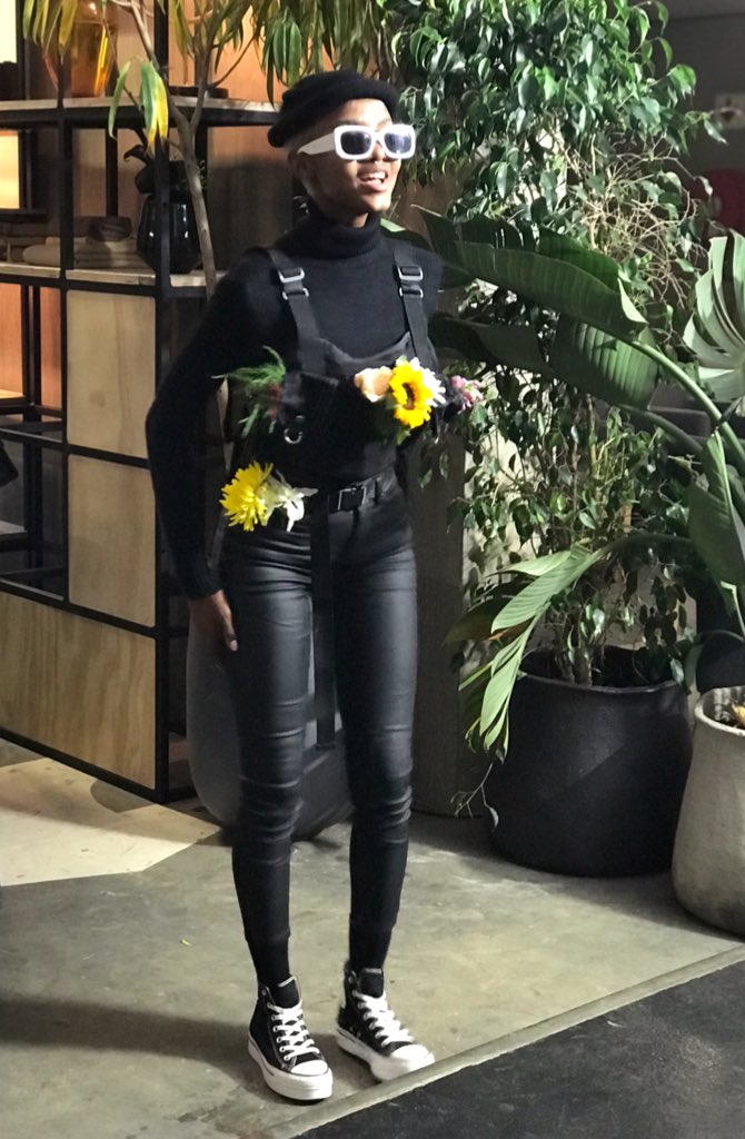 xvngomv's tweet photo. I asked what scent she’s wearing she said “I smell like a garden” 🌻🌸🌼 https://t.co/XfPd4R6Jdc