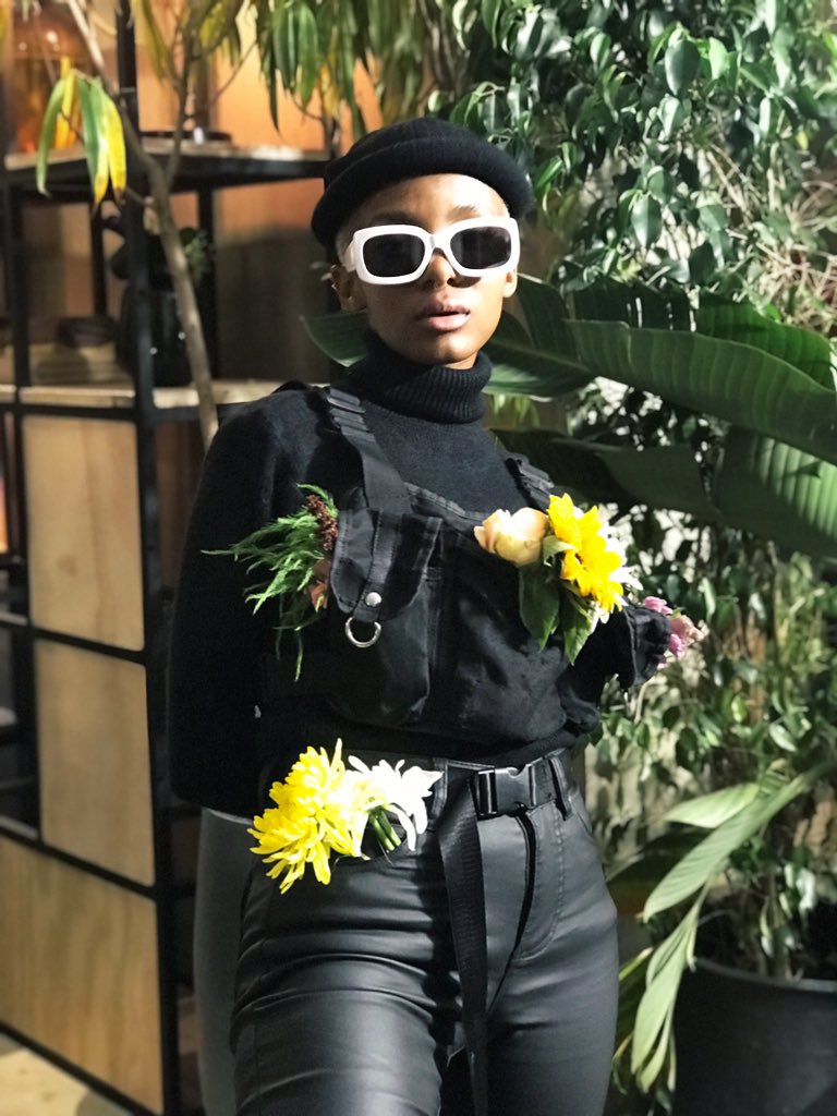 xvngomv's tweet photo. I asked what scent she’s wearing she said “I smell like a garden” 🌻🌸🌼 https://t.co/XfPd4R6Jdc
