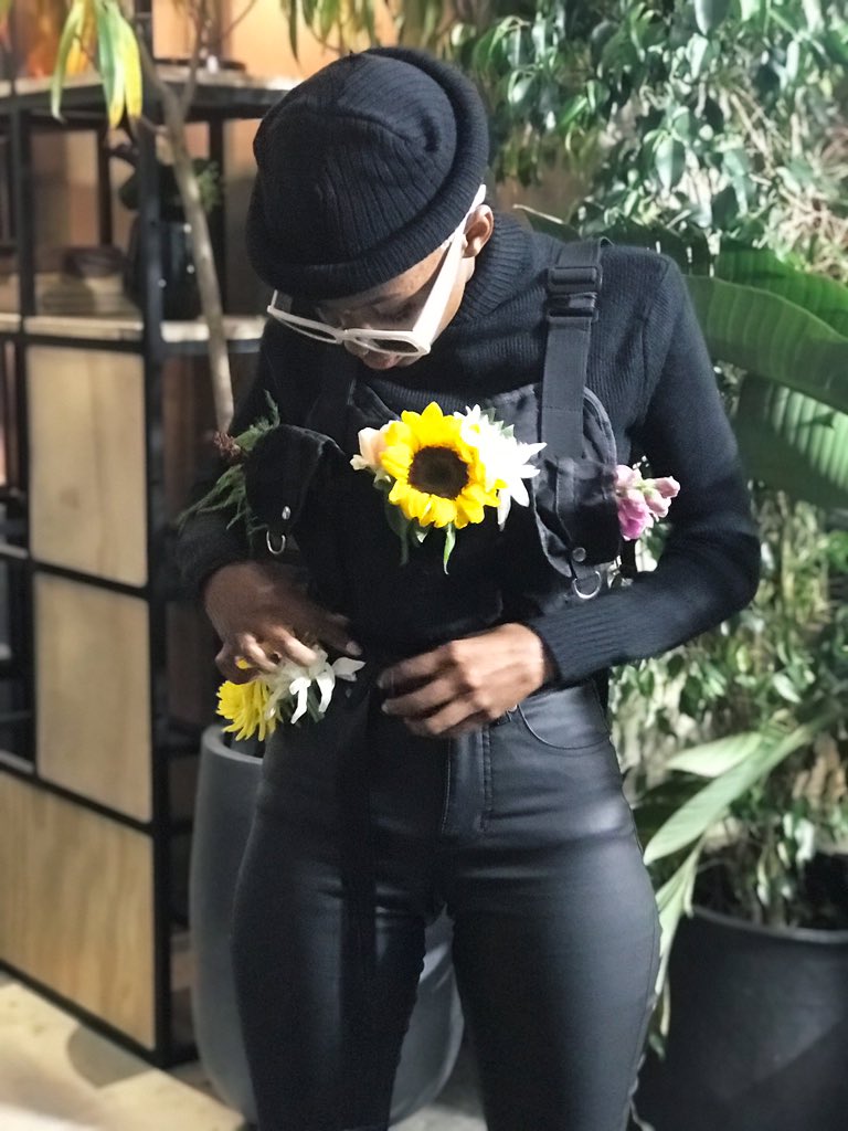 xvngomv's tweet photo. I asked what scent she’s wearing she said “I smell like a garden” 🌻🌸🌼 https://t.co/XfPd4R6Jdc