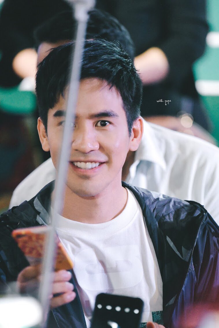 with_pope's tweet photo. วิดโป๊ปร้องไห้กับสิ่งนี่ 😭 
ขำๆนะ ช๊อตดี แต่จังหวะผีมาก 5555   มองทะลุไม้เซลฟี่ไปจะเห็นแต่สายตาอันอ่อนโยนของลุงงงง  ลุ๊งงงงง งานนี้ช่างภาพทำบุญมาน้อย  งานหน้าอย่าลืมมองมาอีกนะ 🥺#popezaap https://t.co/ekAbzd5roM