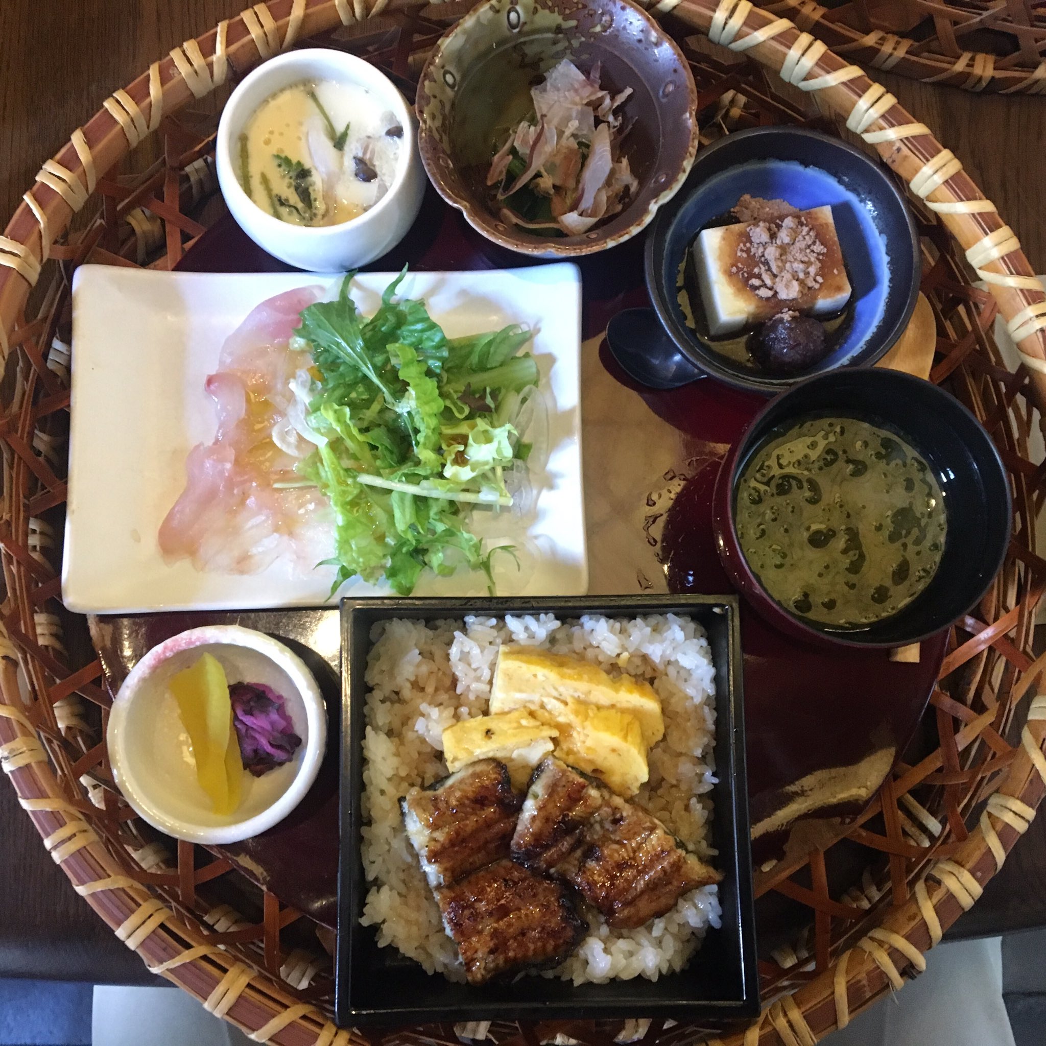 たーちゅー Tren Twitter 静岡県三島市で食事するなら うなぎ 食彩あら川丸平 にて 花御膳 小うな重付の定食です 店舗の建物は140年前の蔵だそうです 因みに 登録有形文化財です うなぎ 鰻 うな重 スタミナ料理 日本料理 定食 ランチ 御膳