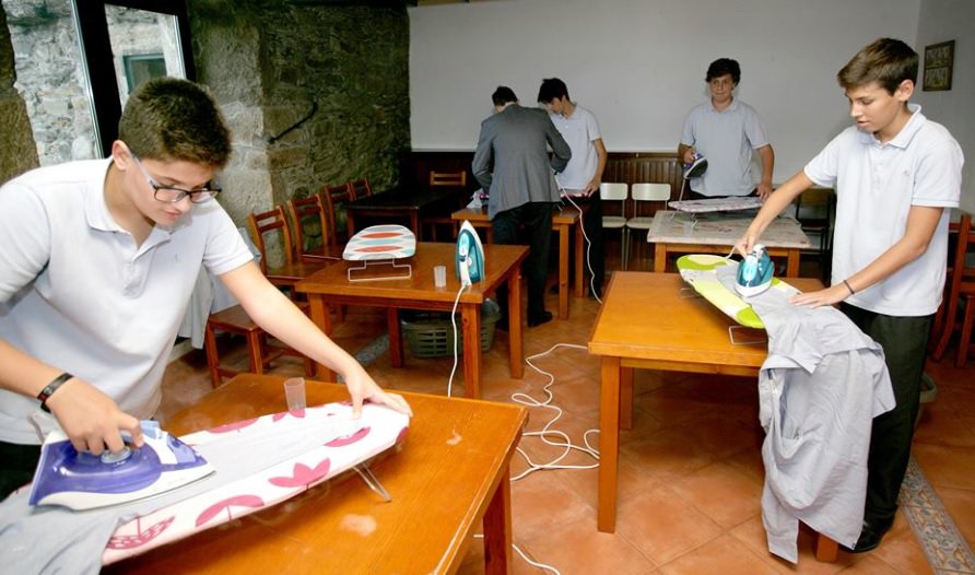 avivircaracol's tweet photo. #ComoHago | ¿Quién no ha lavado o planchado alguna vez? En el colegio @CMontecastelo en España le enseña a sus alumnos a lavar, planchar y cocinar. https://t.co/pB50NUdaTn