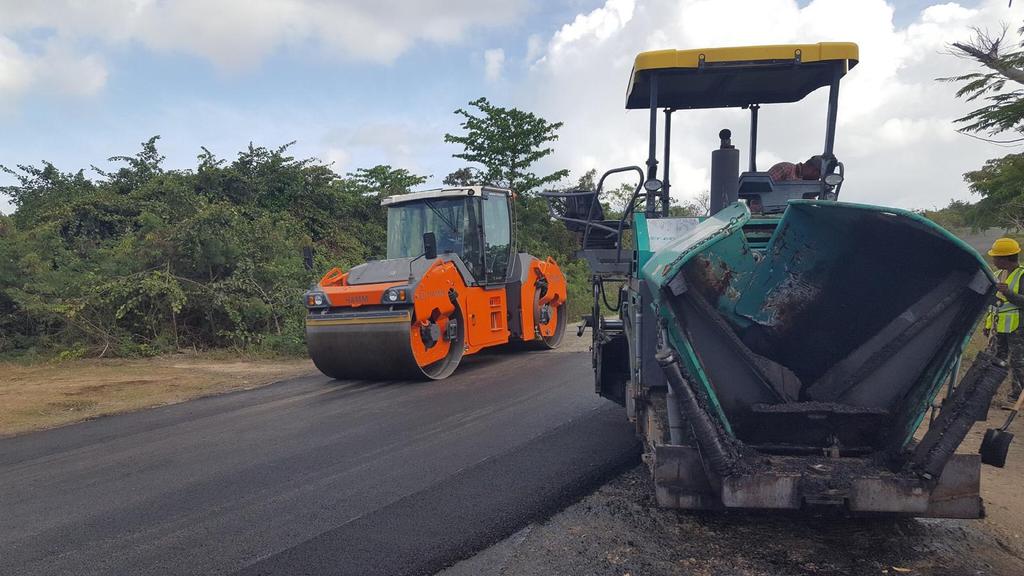 Continuamos los trabajos de escarificación y depósito de asfalto en la PR-200 Vieques #AbriendoCaminos <a href="/ricardorossello/">Ricardo Rosselló</a> <a href="/fortalezapr/">Puerto Rico Governor's Office</a> <a href="/RosanaMAguilar/">Rosana M Aguilar </a> <a href="/contreraspr/">Carlos M Contreras</a>
