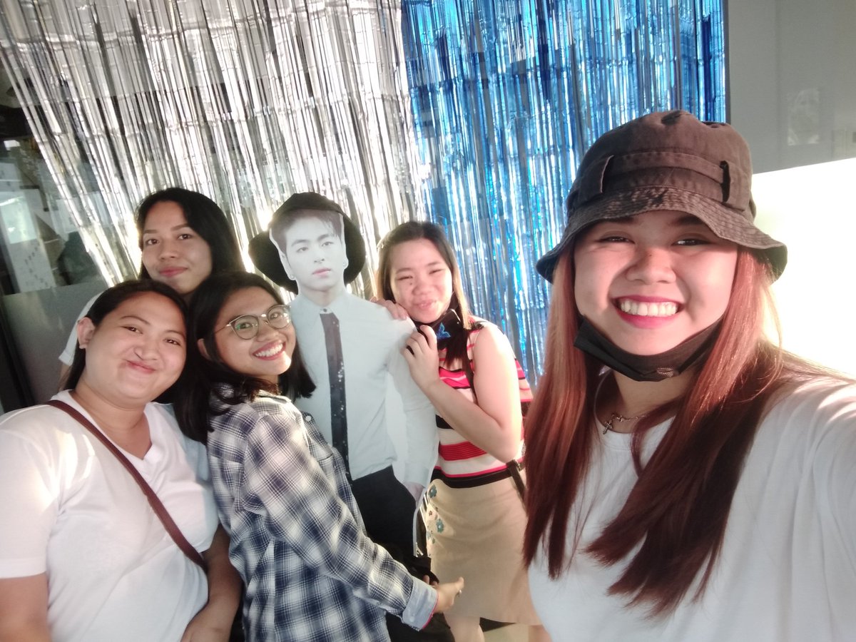 TineYooKoo's tweet photo. (04.06.19)

NICE TO MEET THESE FELLOW JUNICS 😍💕 SEEYOU AGAIN SOON!

#Vernorexia #ASmileAsSweetAsSpring #ADayAsJunhoe https://t.co/oGGzmaLBm1