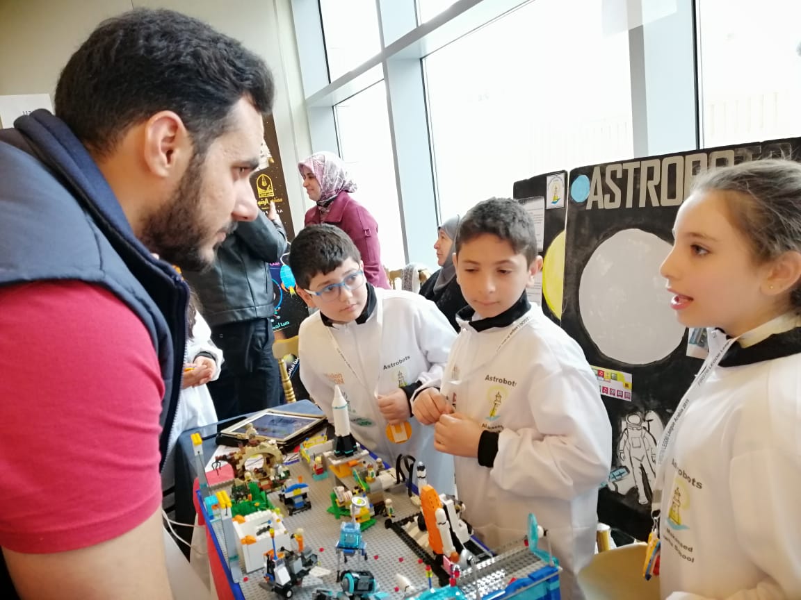 soha_nj's tweet photo. فريق #Astrobots خلال عرضهم المشروع أمام اللجنة المختصّة بكلّ ثقةٍ مترقّبين النتائج النهائيّة.
واثقون بقدراتكم ومتأمّلون الخير دائمًا👍
#flljr
#astrobots
@DawhaHighSchool https://t.co/ELuTj3iqCH