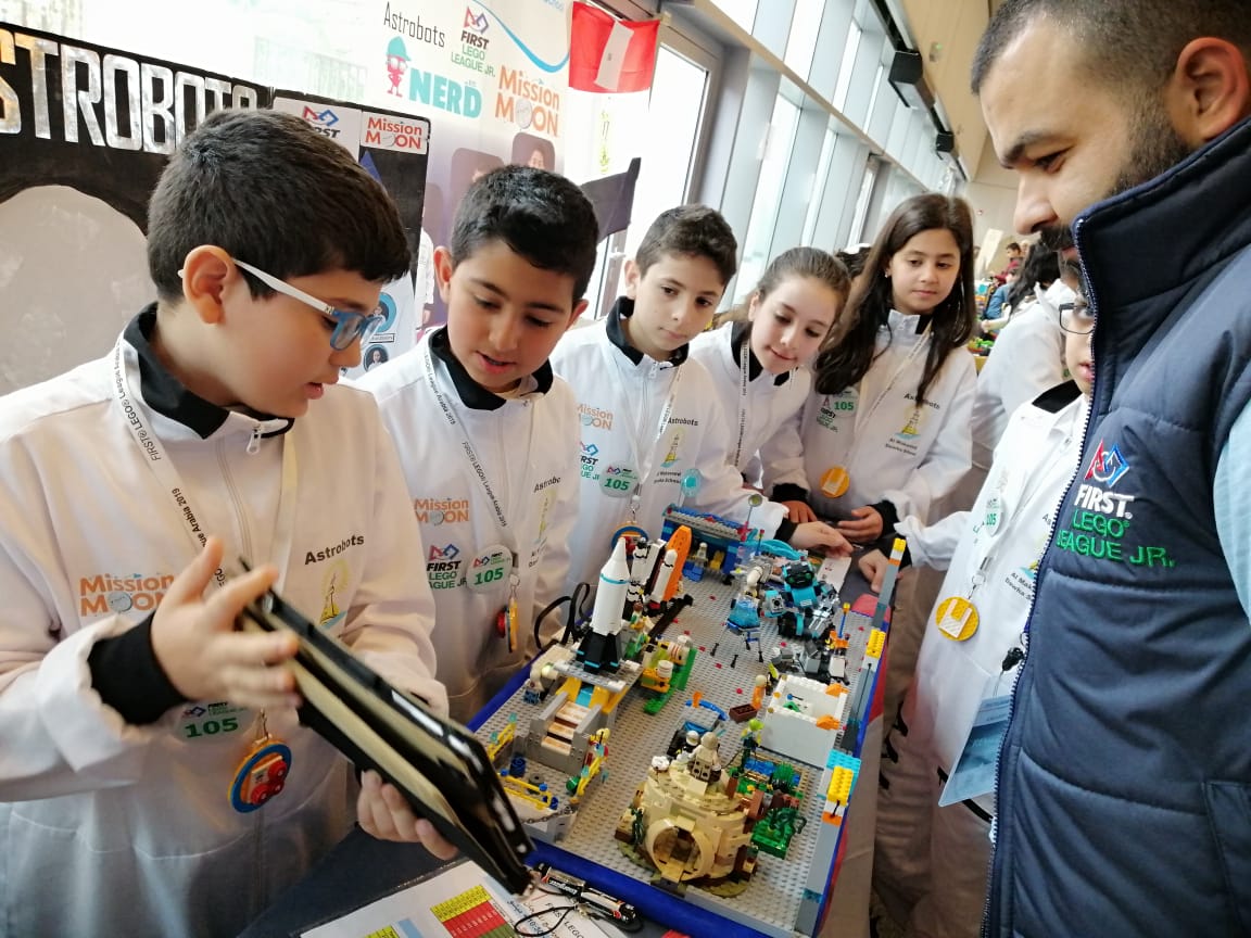 soha_nj's tweet photo. فريق #Astrobots خلال عرضهم المشروع أمام اللجنة المختصّة بكلّ ثقةٍ مترقّبين النتائج النهائيّة.
واثقون بقدراتكم ومتأمّلون الخير دائمًا👍
#flljr
#astrobots
@DawhaHighSchool https://t.co/ELuTj3iqCH