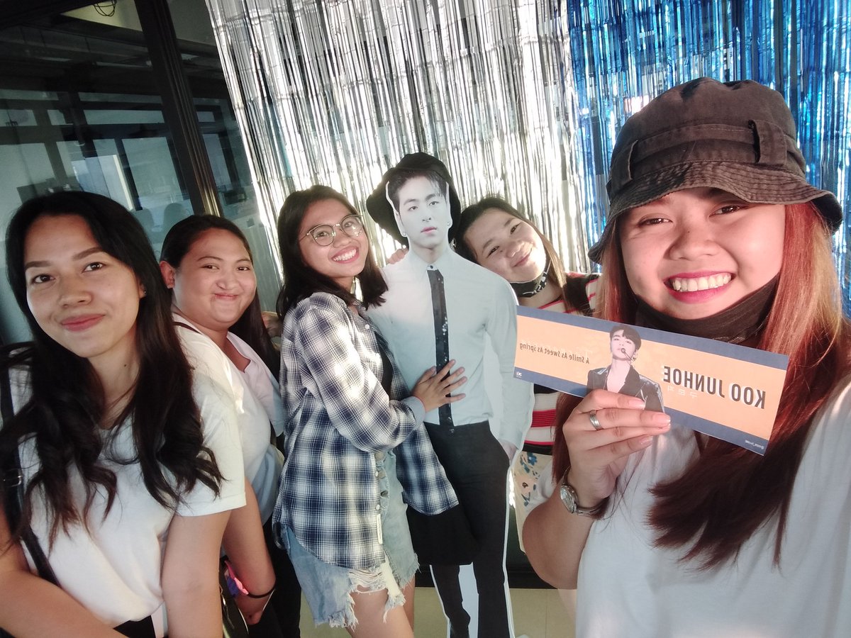 TineYooKoo's tweet photo. (04.06.19)

NICE TO MEET THESE FELLOW JUNICS 😍💕 SEEYOU AGAIN SOON!

#Vernorexia #ASmileAsSweetAsSpring #ADayAsJunhoe https://t.co/oGGzmaLBm1