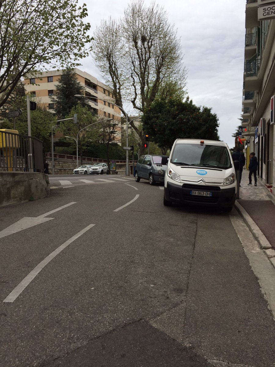 Laxisme de laisser Nice se garer en double file ou sur voie de circulation. Bel exemple de <a href="/VilledeNice/">Ville de Nice</a> depuis 2 jours. Toi tu prends une prune car tu as dû prendre en scooter une voie de bus vu que la voie normale était bloquée. #toujourslesmemeslespigeons #casuffit <a href="/cestrosi/">Christian Estrosi</a>