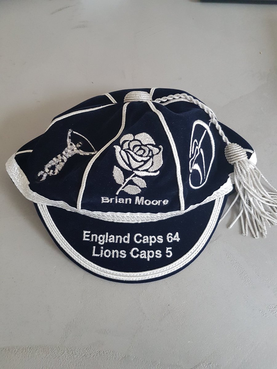 brianmoore666's tweet photo. I quite often get given a tie when I speak at junior clubs, but this present is above and beyond. Lovely craftsmanship and very much appreciated. @HighWycombeRUFC https://t.co/sMCo3cCc66