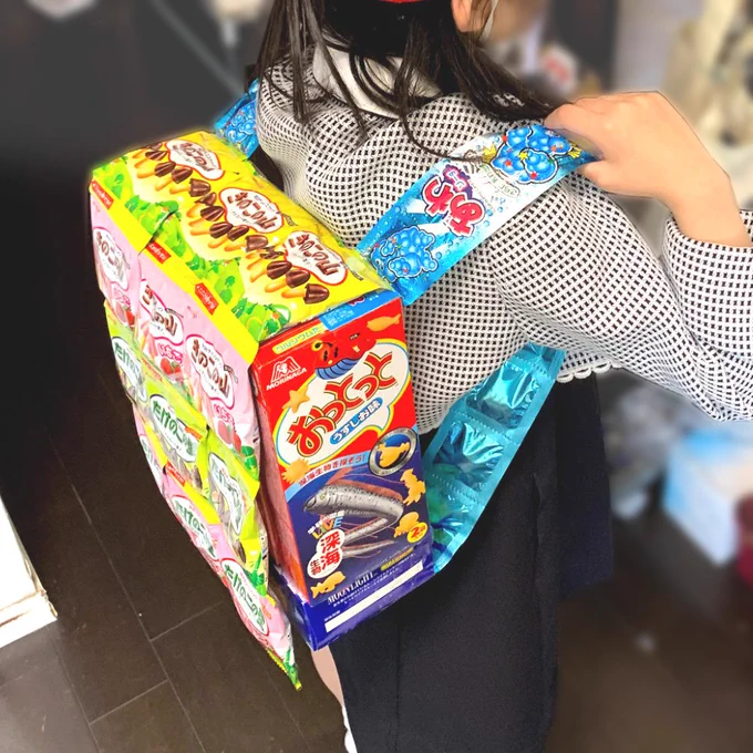 ばあばから、娘ちゃんの入学祝いにお菓子のランドセルをもらったよ。#一日一絵 #4コマ #絵日記 