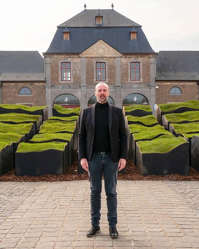 HasseltBruist's tweet image. Onder de stralende zon, stelt @tom_de_houwer zijn werk ‘glooiend Herkenrode’ voor, naast de Tiendeschuur op de Abdijsite van Herkenrode. De kleuren en elementen zijn afgestemd op de historische omgeving. Je kan nog het hele weekend terecht op de eerste e… bit.ly/2VrpGHp