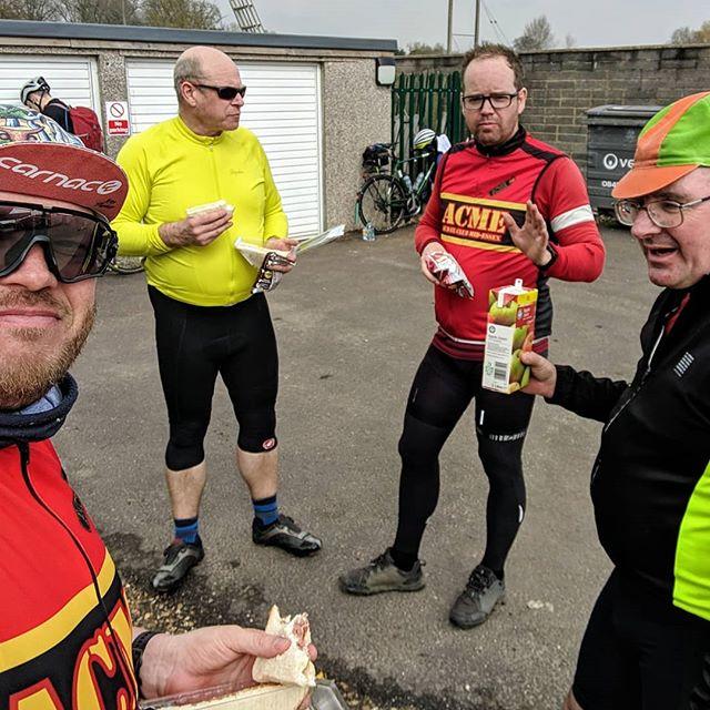 jiberjaber's tweet image. Halfway #3down 150km to go... #acme #Audax #onmybiketoday  #fromwhereiride  #audaxlife #outforalongtimenotforagoodtime #newforrest bit.ly/2VsWKi3