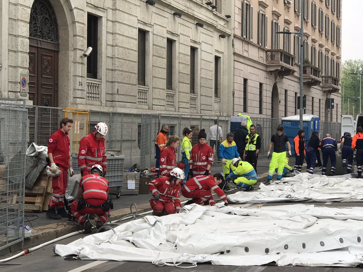 sosemergenza's tweet photo. Allestimento ospedale da campo e centrale operativa di Europ Assistance per garantire l’assistenza sanitaria alla Milano Marathon! Operativi! #milanomarathon #milanomarathon2019 @milanomarathon #corricon #europassistance @EA_Italia #crocerossa @LeMisericordie https://t.co/FCaEpnW33w