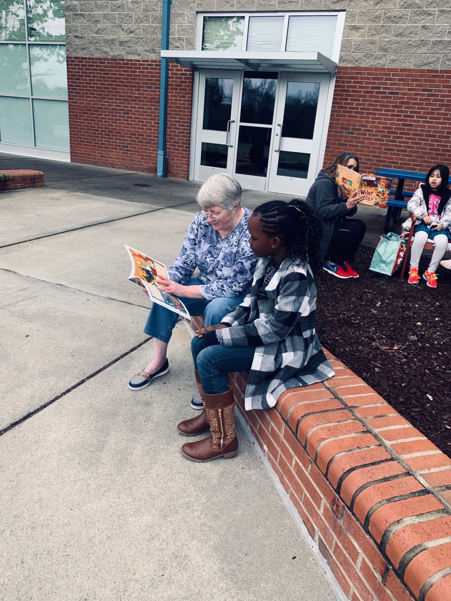 MrsLBestEGES's tweet photo. Reading in the Park is so much FUN! ⁦@EastGarnerES⁩  9-11. There is still time. https://t.co/lE8IETEdrU
