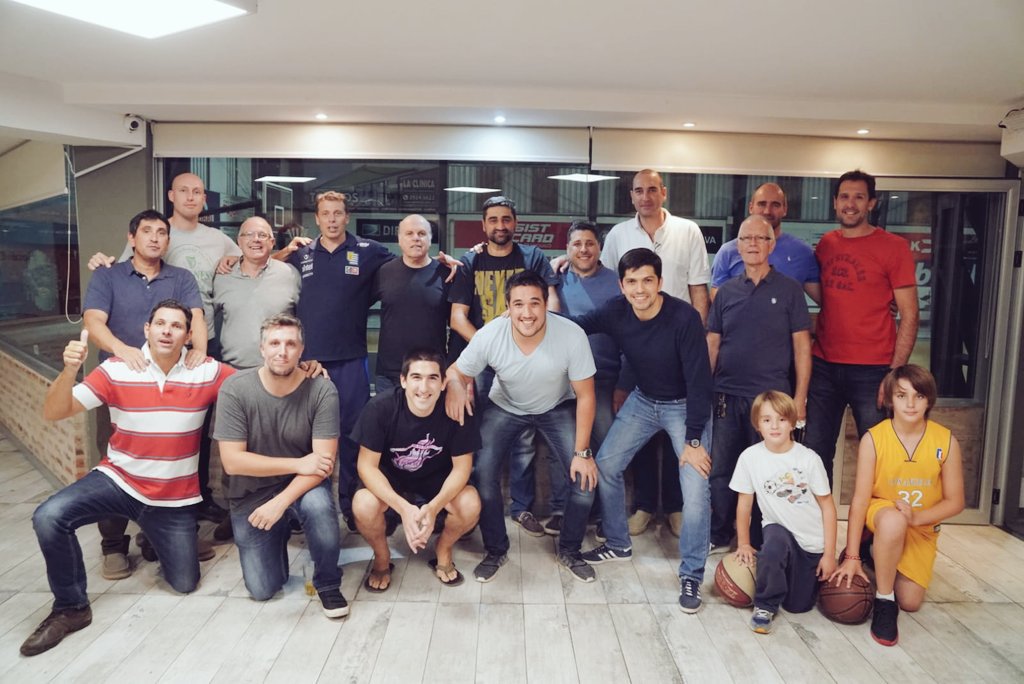 diecastrillon4's tweet photo. 16 años pasaron para volver a juntarnos. Grandes recuerdos y anécdotas. 🏀🏆 https://t.co/OXZy7pyduP