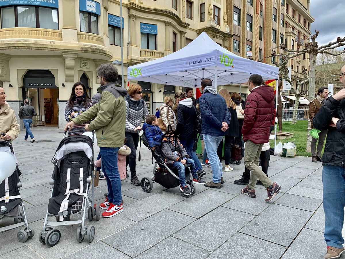 VoxNavarra's tweet photo. 📍Cada día más personas se acercan a nuestras mesas a darnos ánimo, ofrecernos su apoyo y desearnos lo mejor. 

💚 Gracias, #Pamplona.

#NavarraporEspaña 
#VOXAvanza 
#VOXÚtil
#VOXExtremaNecesidad
#VoxSaleAGanar https://t.co/59iMSRmVSF