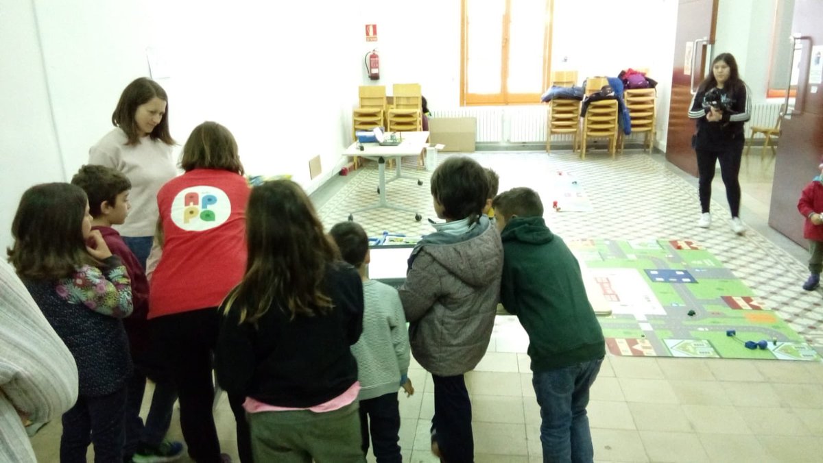 ApPaeducacio's tweet photo. La #RoboTAC ha sigut un éxit de participants. Per la nostra part hem dinamitzat sessions demo de la competició #wro que es farà al 8 de juny a @Puntmultimedia. Les nenes i nens han conegut el wedo i l’han programat per solucionar reptes. https://t.co/UE3rDVSNkX
