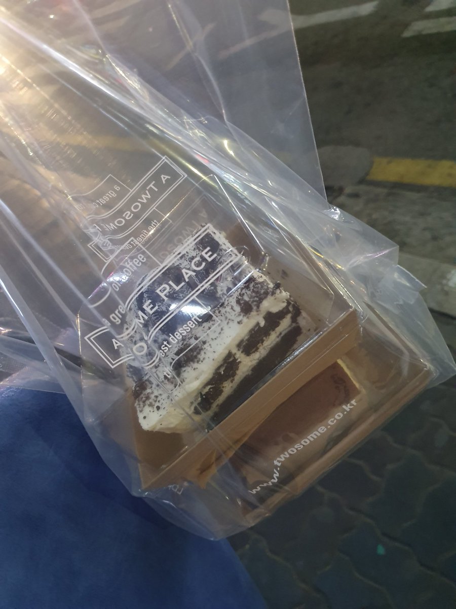 버스기다리면서 앞에 투썸있길래 오늘 받은 깊티 썼다 나이쑤🥰