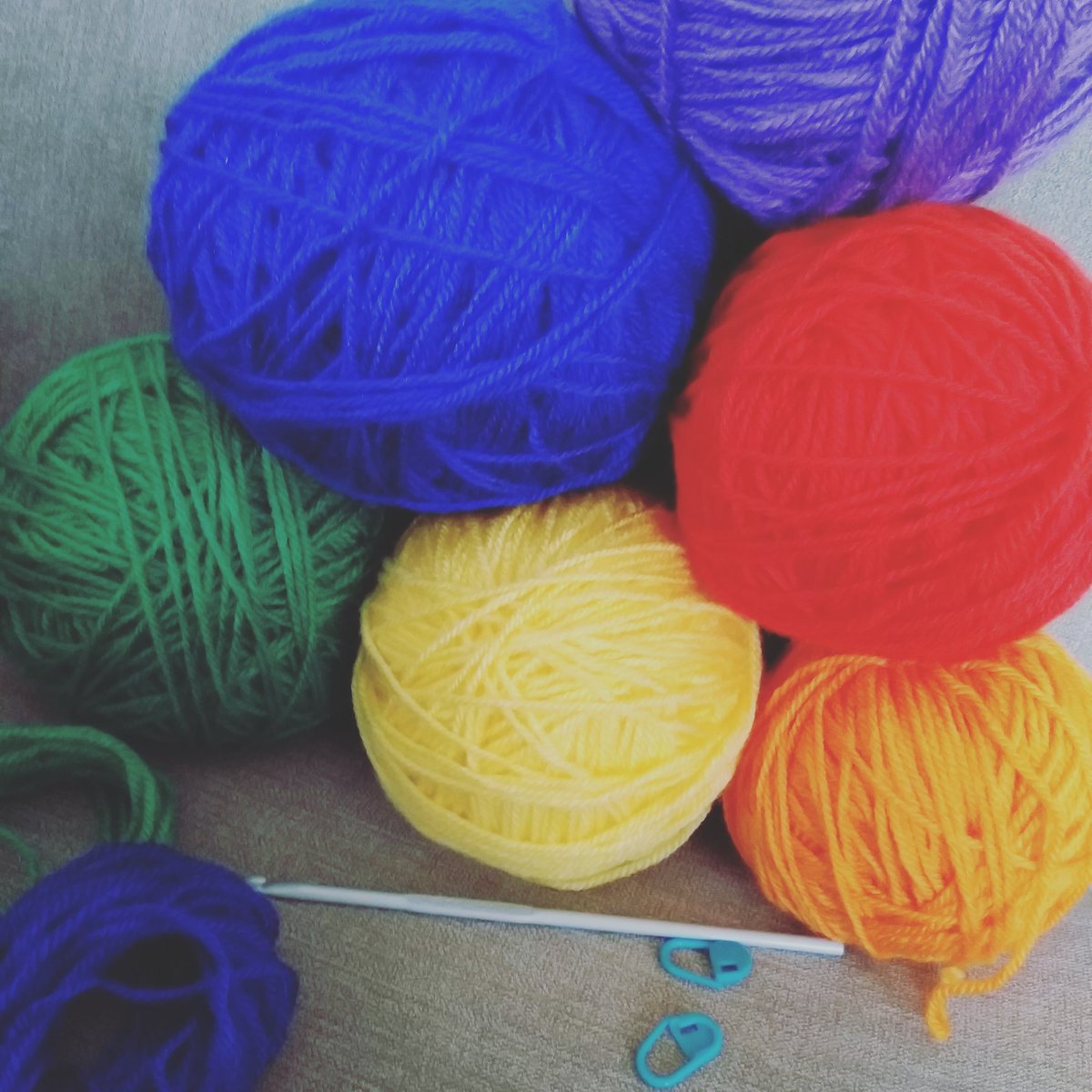 Yarn2Sew's tweet photo. When you're meant to clean the flat, but instead end up tidying one of your craft corners...🤦♀️🌈😆🧶
#CleaningFail #Saturday #WeekendFail https://t.co/gnZV2srhUN