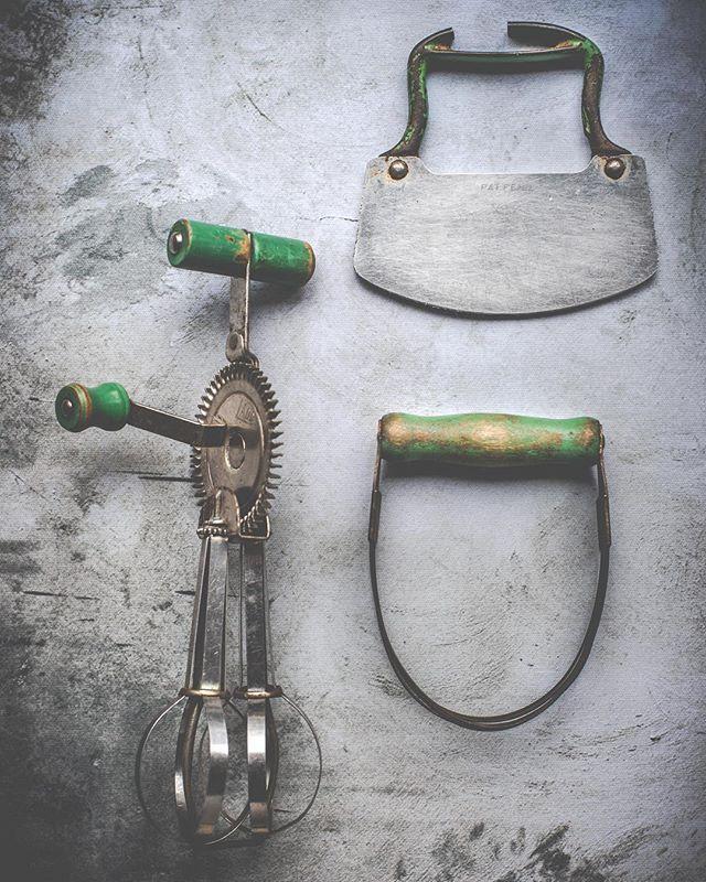 EReillyphoto's tweet photo. Green is the theme. Antique #kitchenutensils #vintagekitchenware .
.
.
.
.
.
.
#curatedlife #productphotoshoot #commercialphotographer #productphoto #lightiskey #commercialphotography #productphotography #productstyling #productsetup #stilllife #nikonp… https://t.co/J5wFvX1o5Z https://t.co/g4iYs65FvK