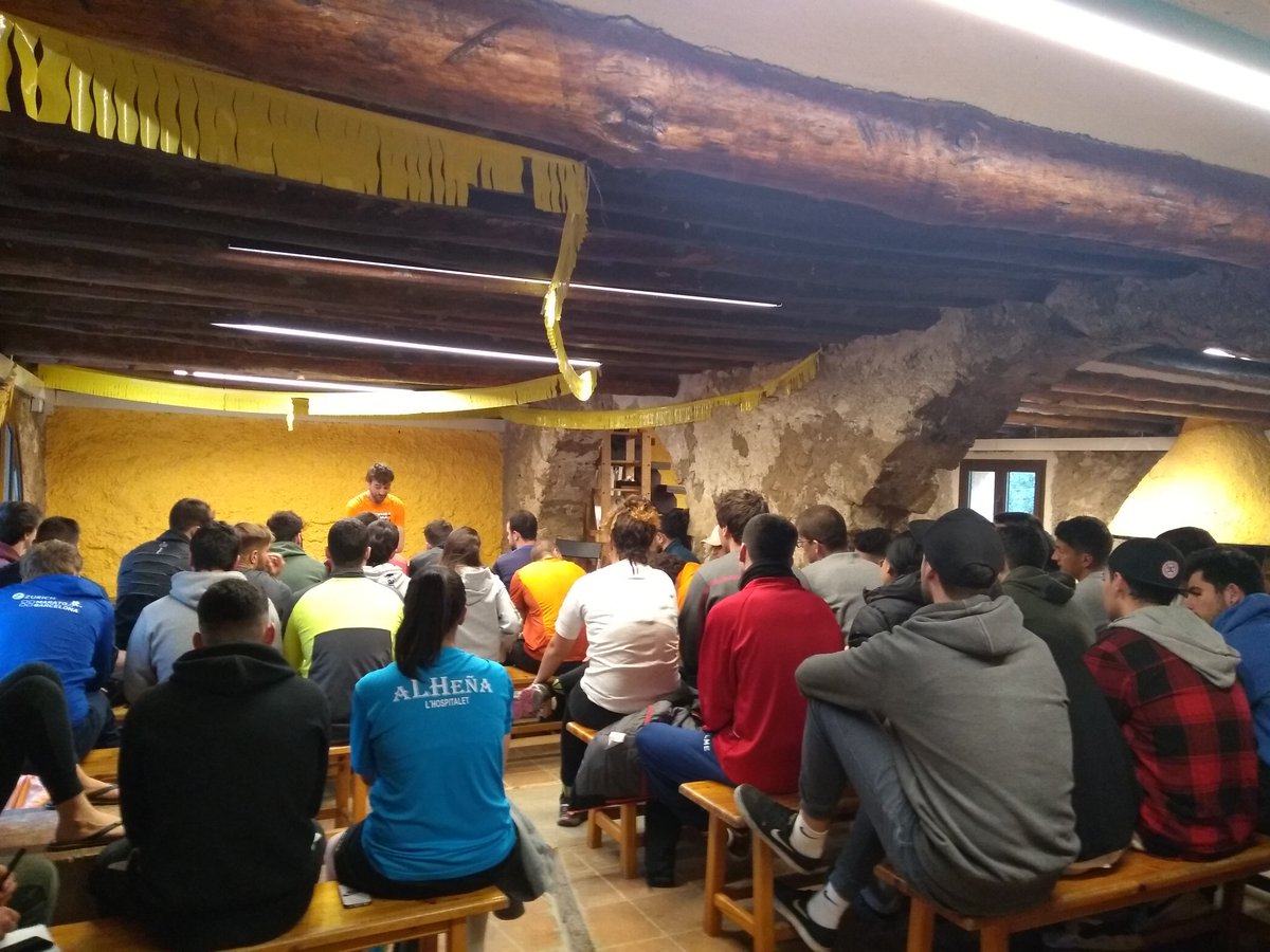 SixteAbadia's tweet image. Els magnífics paratges de @MuntanyesPrades, @TurCapafonts i #Prades tenen un gran atractiu i potencial turístic. Ho hem descobert acompanyats de @Lapica1993 i de @peplleonart. Sortida de Turisme Esportiu amb estudiants de 4rt @BlanquernaCAFE, @Blanquerna. #OrgullBlanquerna