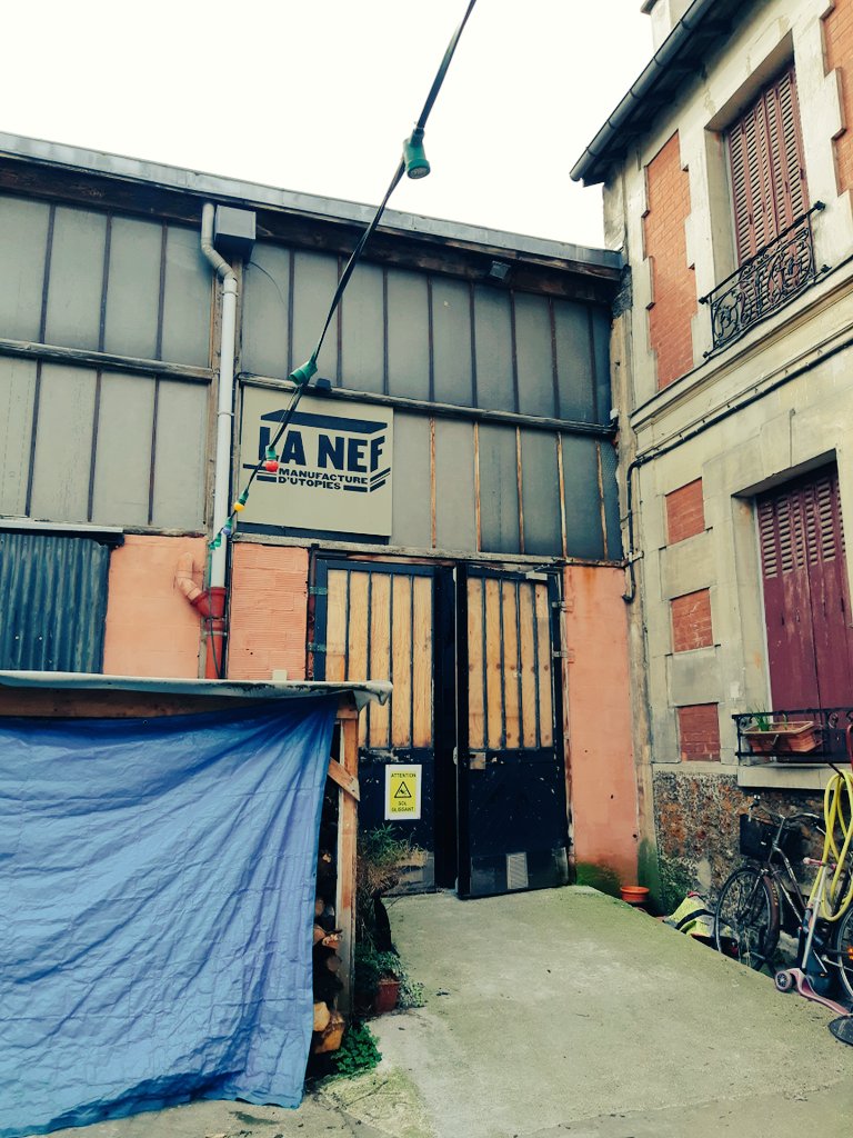 CMemoires's tweet photo. Merci @NefManufacture de nous avoir accueilli pour une répétition de la soiree Paroles Libres du 12 avril prochain au Lab à Pantin. Découverte d'un super lieu pour les habitants des #4chemins !! https://t.co/bwcxFZVDju