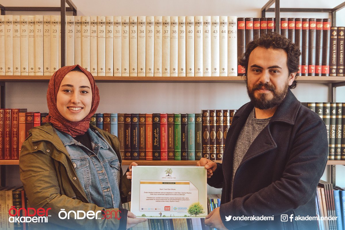 OnderAkademi's tweet photo. İslam Coğrafyası Modülünde Marmara Üniversitesi'nden Dr. Öğr. Üyesi Yusuf Ziya Gökçek hocamızla "Postkolonyal Bağlamda Afrika Kıtası" dersini işledik. Dersin sonunda bağışladığımız fidanların sertifikası öğrencimiz tarafından hocamıza verildi. Teşekkürler hocam. 😊 https://t.co/TJQBishnIZ