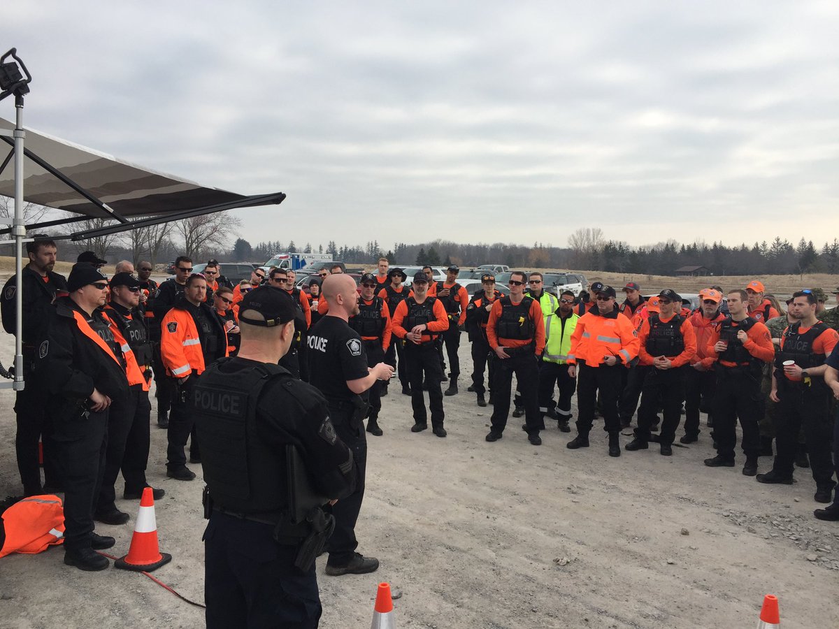 DeputyWilkie's tweet photo. Search Training scenario at Bronte Park today with @oakvillefire, Dept of National Defence, @HRPSsirt, Dufferin County volunteers &amp; Halton EMS. Testing interoperability, communications and collaborative deployments. #Teamwork #commitment @ChiefTanner @DeputyNish @HaltonPolice https://t.co/Bbc5hmiOqB