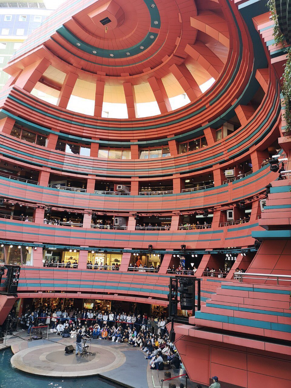 奥華子 キャナルシティ博多さんでのアルバムリリースイベントありがとうございました 午前11時からと早い時間にもかかわらず 遠い所からも来て下さっていて本当にありがとうございました サイン会も嬉しかったー 新星堂さんで凄い展開して頂いてました