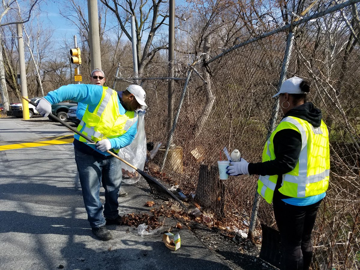SEPTANews's tweet photo. #TeamWORkMakesTheDreamWork #SEPTA #69thStreet #SpringCleanUp https://t.co/7svCoBvjkF