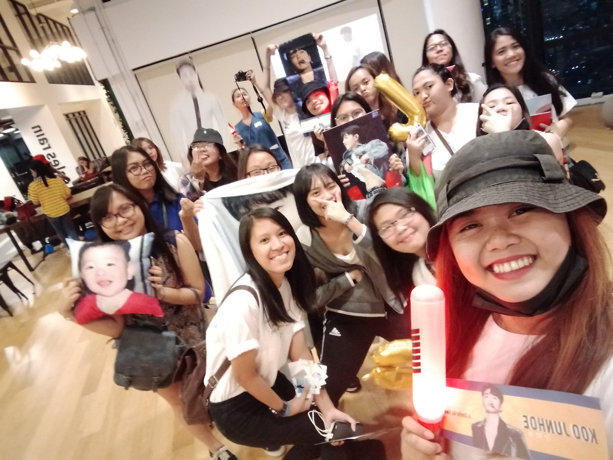 TineYooKoo's tweet photo. (04.06.19)

I enjoyed my day with these fellow Junics and iKONICS 😍💕 thank you sooooo much! Hope to see you again soon 😊

#Vernorexia #ASmileAsSweetAsSpring #ADayAsJunhoe https://t.co/SsGCQb63di