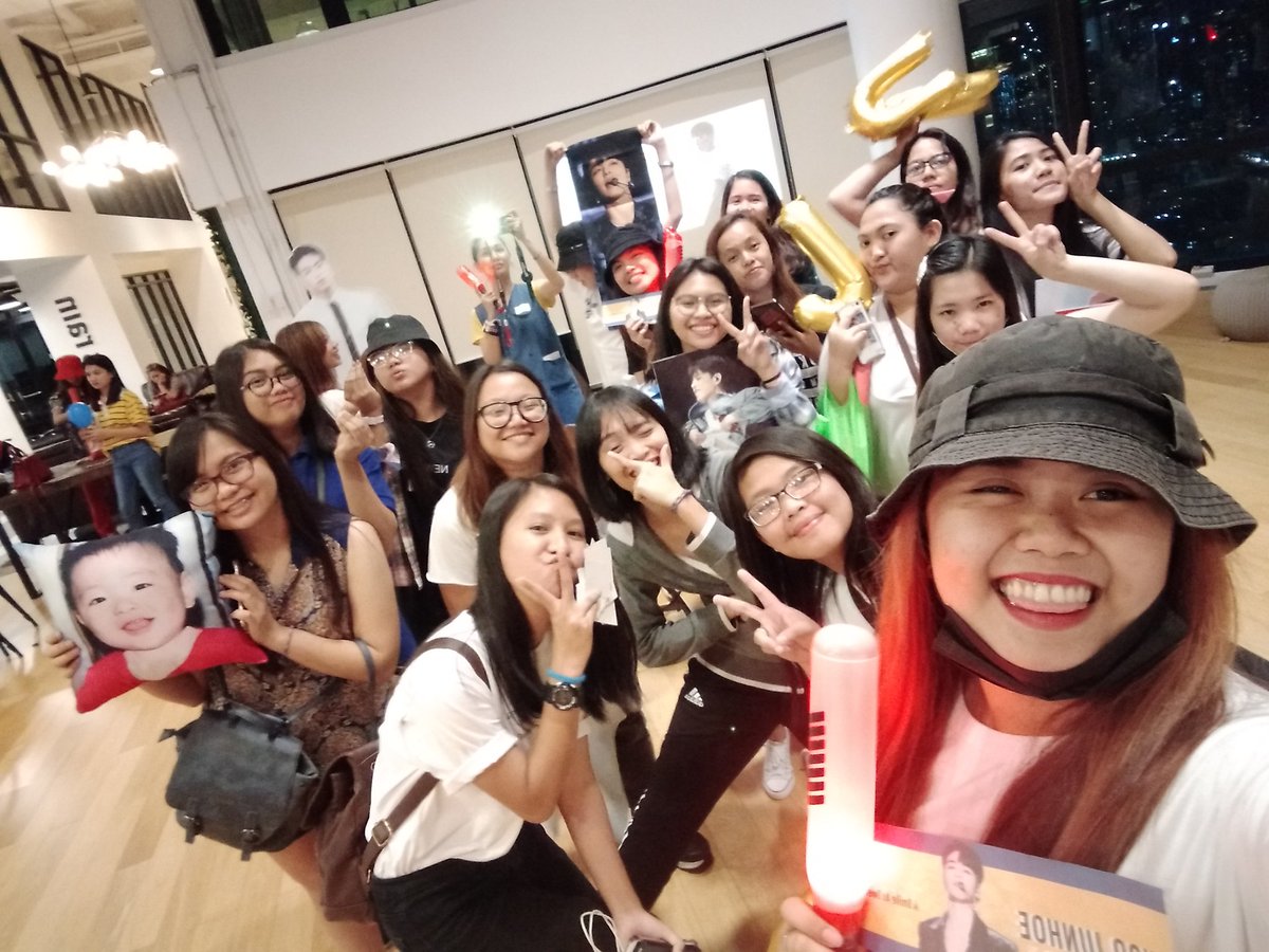 TineYooKoo's tweet photo. (04.06.19)

I enjoyed my day with these fellow Junics and iKONICS 😍💕 thank you sooooo much! Hope to see you again soon 😊

#Vernorexia #ASmileAsSweetAsSpring #ADayAsJunhoe https://t.co/SsGCQb63di