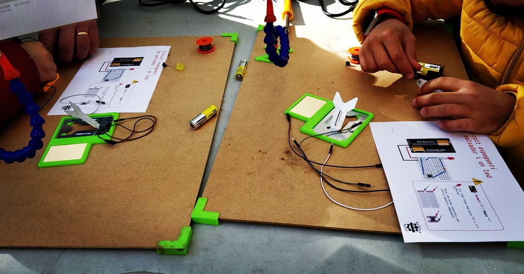 RipoLab's tweet photo. Tot ha sortit perfecte!!! Moltes gràcies famílies!!! Esperem que a partir d'ara aquesta por a l'electrònica hagi desaparegut una mica. Ho heu fet genial!!! #RoboCAT19 #RoboTAC @Puntmultimedia @RSOnline_ES https://t.co/7IV6W95OFN