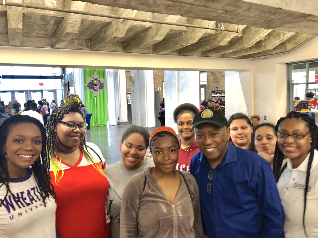 WeLoveWheatley's tweet photo. Our scholars had the opportunity to pose with @SylvesterTurner during #HISDProjectProm2019!💜🐾 #WheatleyProud @PWHS_PTOTeamAct @YvetteWRS @JWilliamsPWHS @TeamHISD @HISDSupe https://t.co/g5Og6TlNPM