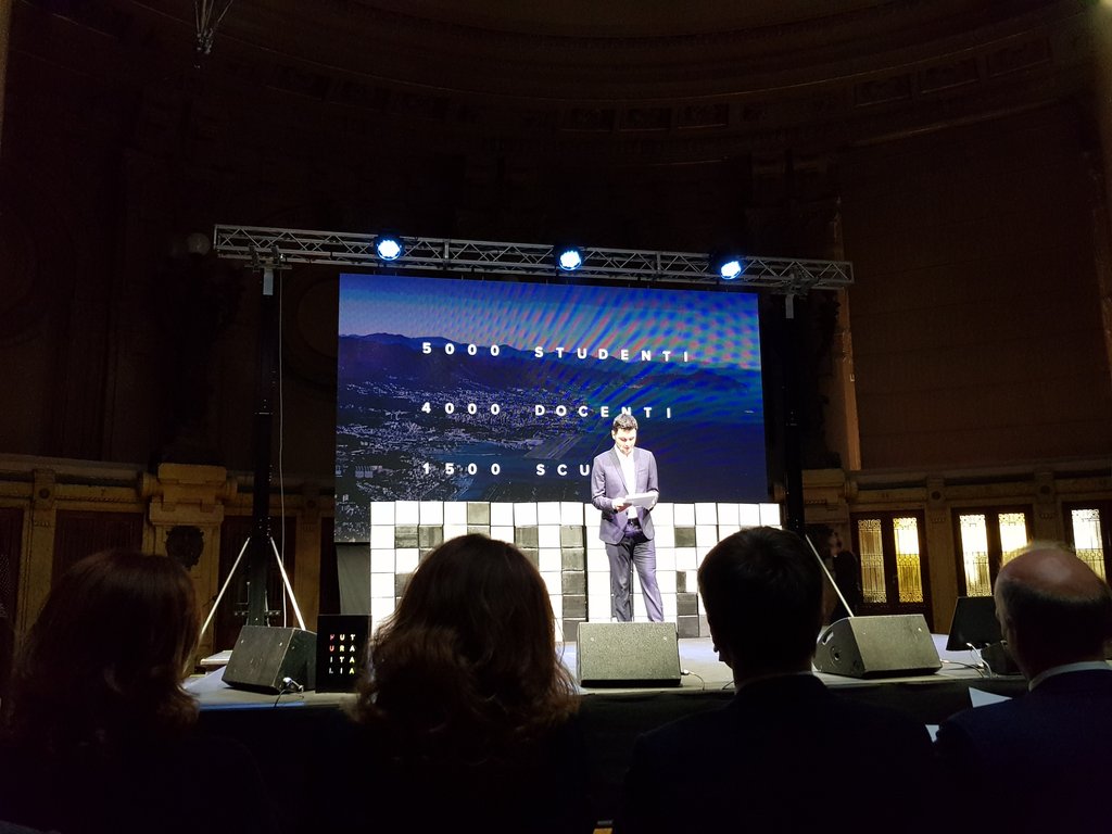 #FuturaGenova: a Genova 5000 studenti, 4000 docenti, 1500 scuole!ora alla #Borsavalori giornata di saluto. E #cameracommerciogenova c'è!